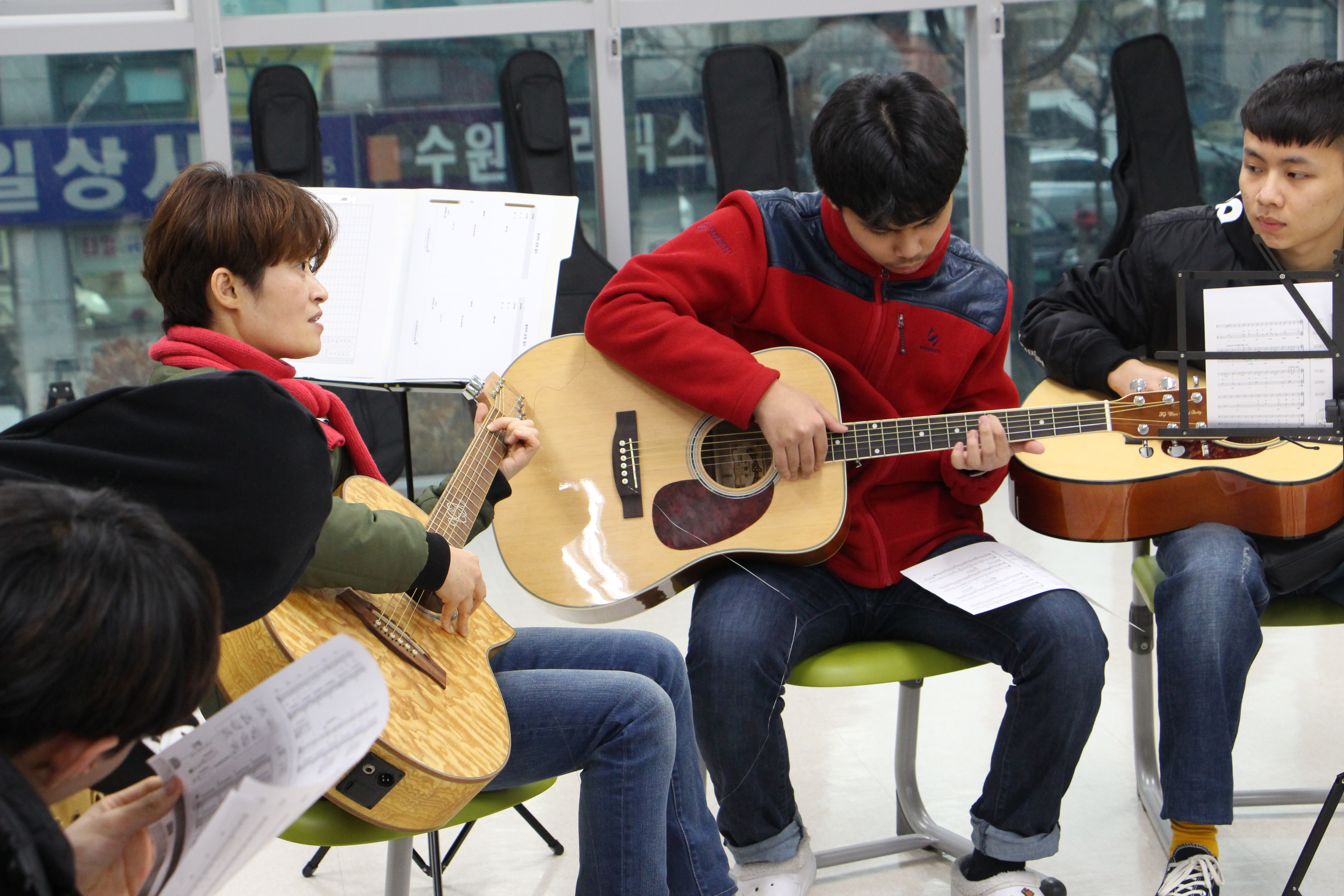 ‘기타’로 함께하는 동아리 ‘Acoustic’을 소개합니다!